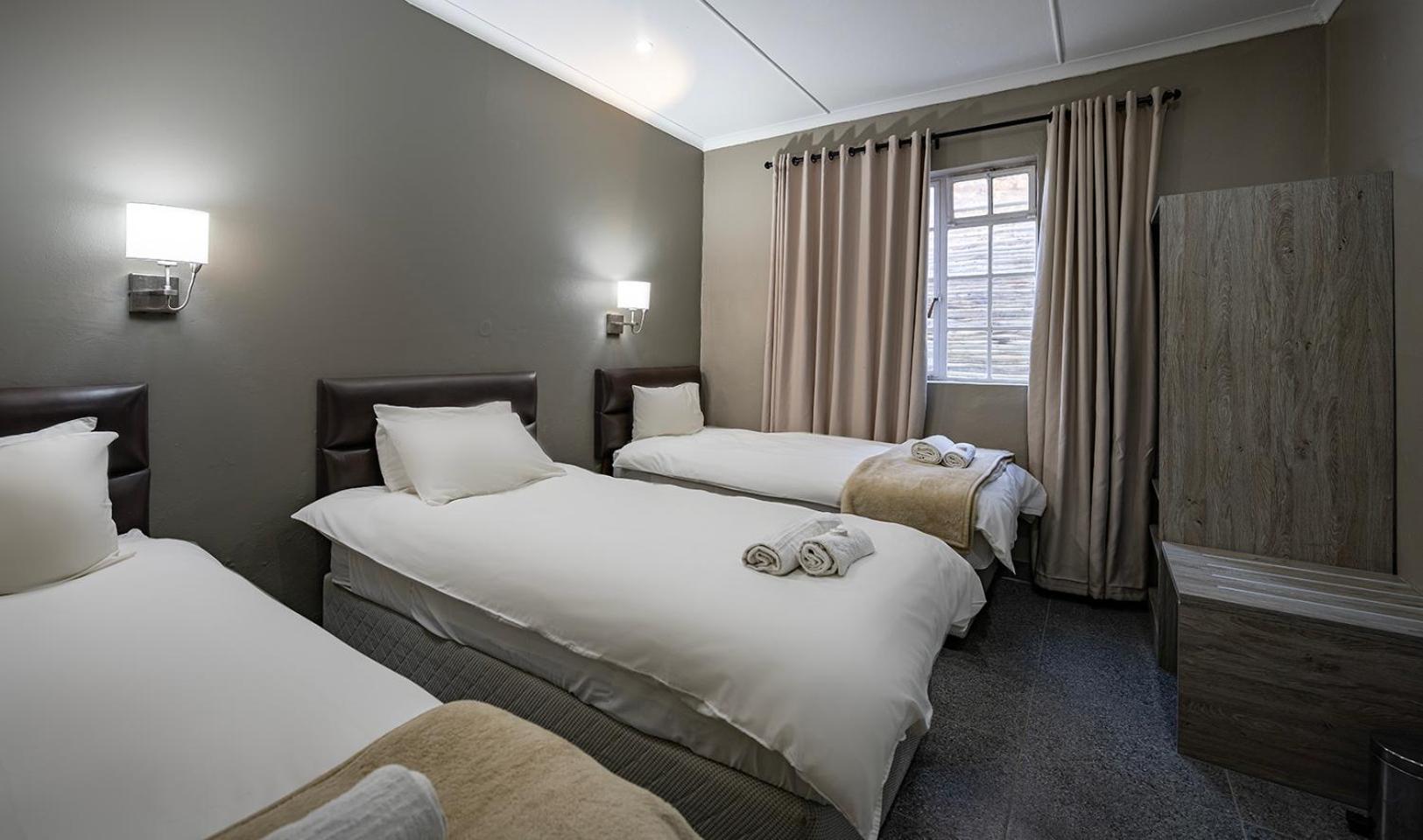 Calvinia Hotel Экстерьер фото